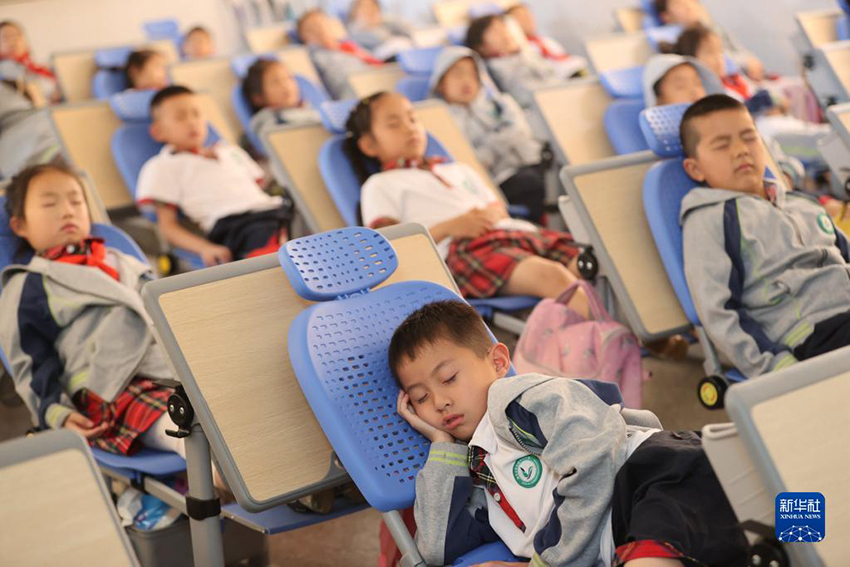 قيلولة التلميذ في المدرسة حق : طاولات وكراسي مدارس ديتشينغ تتحول الى أسرّة لاستراحة التلاميذ ظهراً