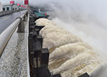 محطة فوجيان شويكو للطاقة الكهرومائية تواصل فتح أبوابها لاخراج مياه الفيضان
