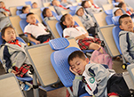 قيلولة التلميذ في المدرسة حق : طاولات وكراسي مدارس ديتشينغ تتحول الى أسرّة لاستراحة التلاميذ ظهراً