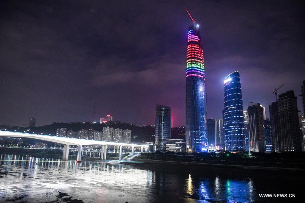 إكمال إنشاء البرج الرئيسي للمركز البري-البحري الدولي في بلدية تشونغتشينغ بجنوب غربي الصين