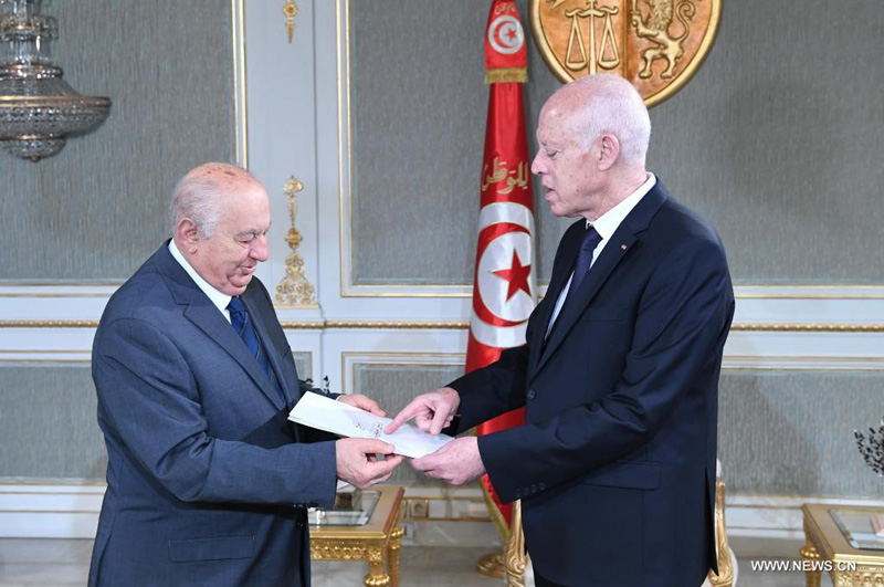 الرئيس التونسي يتسلم نسخة من مشروع الدستور الجديد