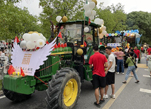 جامعة هواتشونغ الزراعية تنظم موكب عرض للآلات الزراعية بمناسبة موسم التخرج