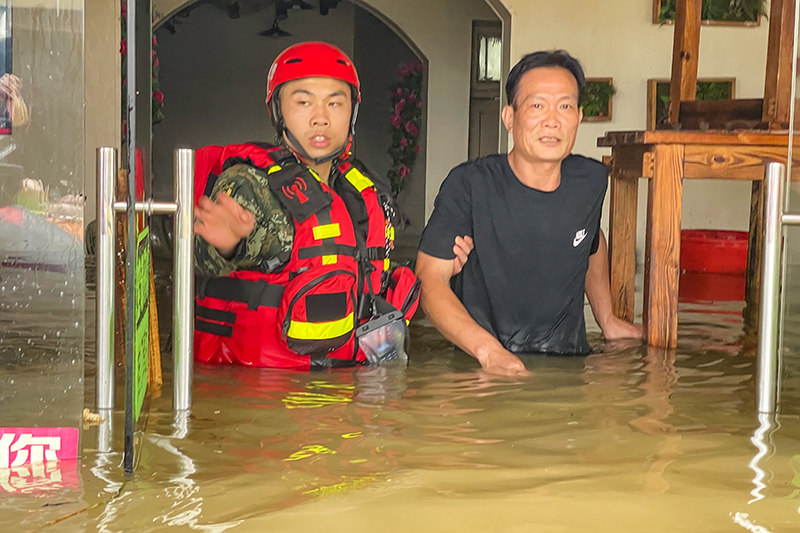 يانغشو، قوانغشي: ضباط وجنود الشرطة المسلحة ينقذون السكان المحاصرين بمياه الأمطار الغزيرة 