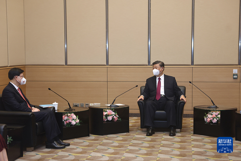 الرئيس شي يلتقي الرئيس التنفيذي لهونغ كونغ