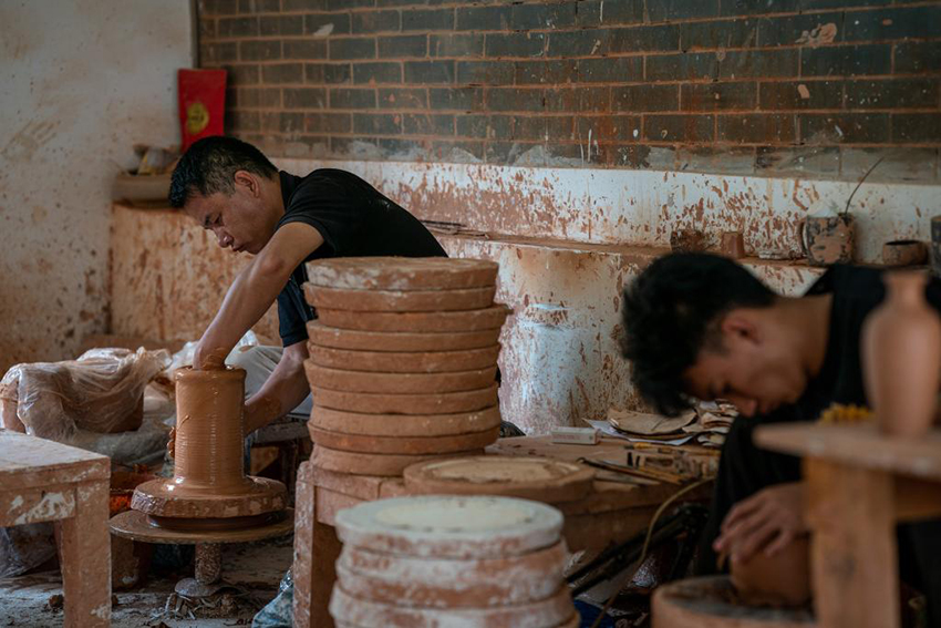  تطور صناعة صنع الأوعية الفخارية في جنوب غربي الصين