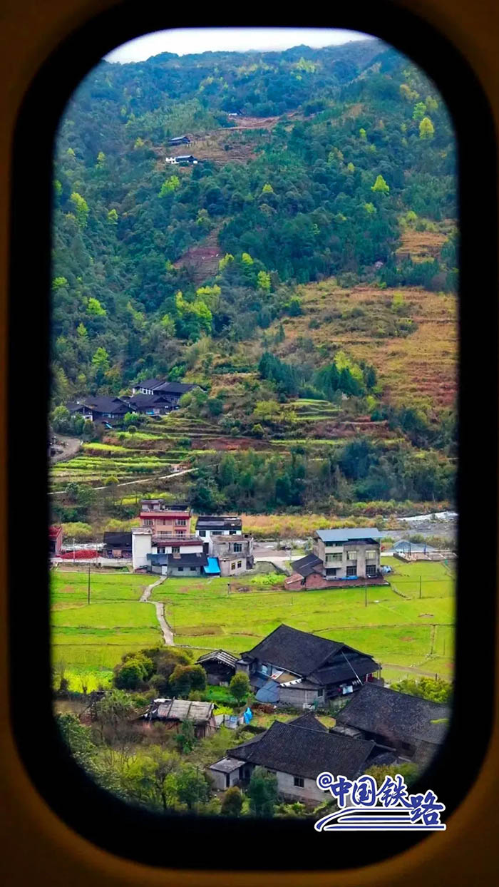 طبيعة قوانغشي الجميلة من نافذة القطار