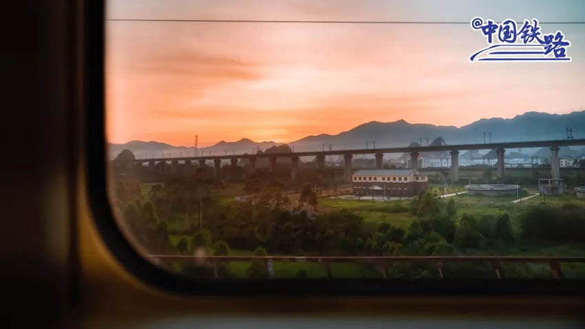 طبيعة قوانغشي الجميلة من نافذة القطار