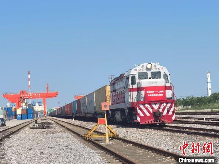 شانغهاي تطلق أول قطار شحن بين الصين-أوروبا إلى آسيا الوسطى