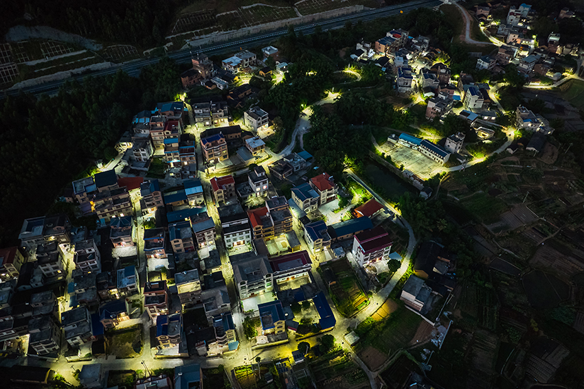 منغشان بمقاطعة قوانغشي: أضواء الشوارع العاملة بالطاقة الشمسية تضيء الليالي الريفية
