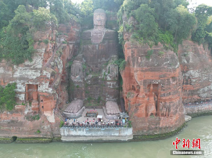 انكشاف كامل تمثال بوذا الكبير في سيتشوان مع تراجع مستوى الماء