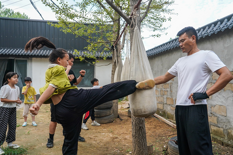 عشاق للفنون القتالية الصينية في قرية بشرقي الصين
