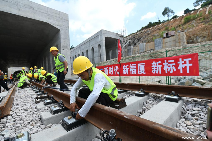 اكتمال أعمال وضع القضبان الحديدية لأول خط سكة حديد فائق السرعة عابر للبحر في الصين