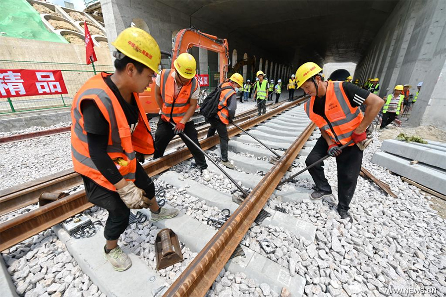 اكتمال أعمال وضع القضبان الحديدية لأول خط سكة حديد فائق السرعة عابر للبحر في الصين