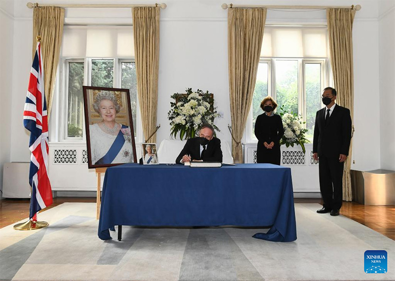 نائب الرئيس الصيني يعزي في وفاة الملكة إليزابيث الثانية بمقر السفارة البريطانية