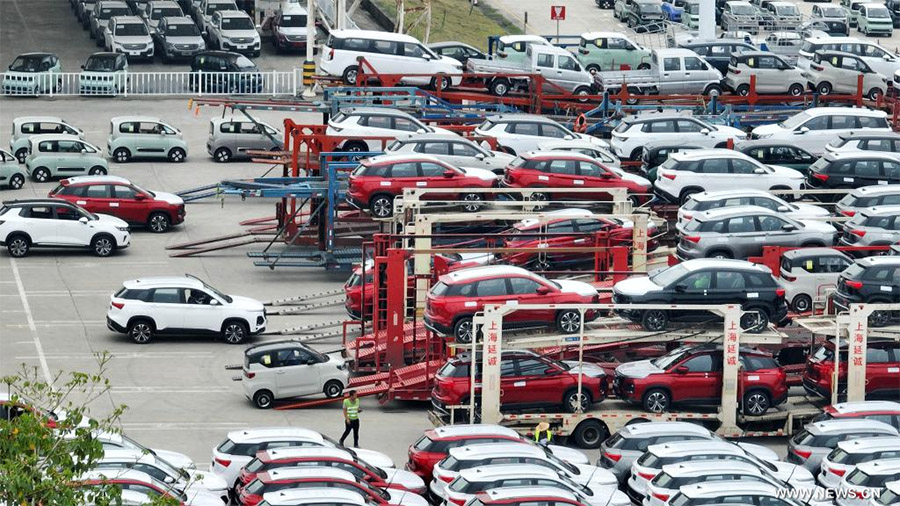موسم مزدهر لبيع السيارات في مدينة ليوتشو بجنوبي الصين