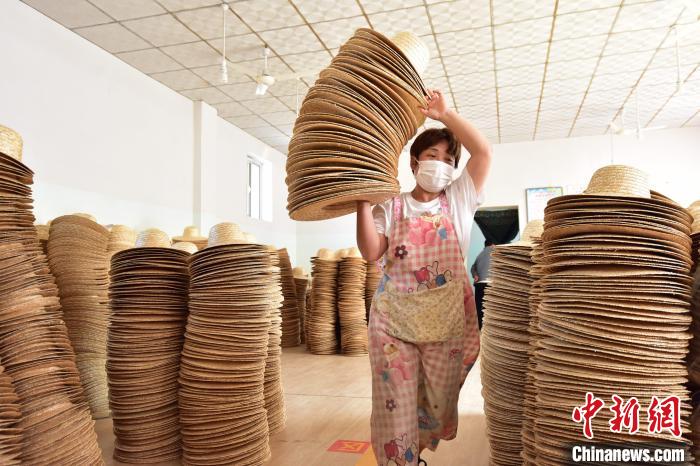 محافظة تشينغ بخبي تنتج أكثر من مليوني قبعة قش سنويا
