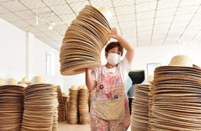 محافظة تشينغ بخبي تنتج أكثر من 2 ملايين قبعة قش سنويا
