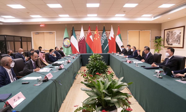 وزير الخارجية الصيني يلتقي وزراء خارجية دول مجلس التعاون الخليجي