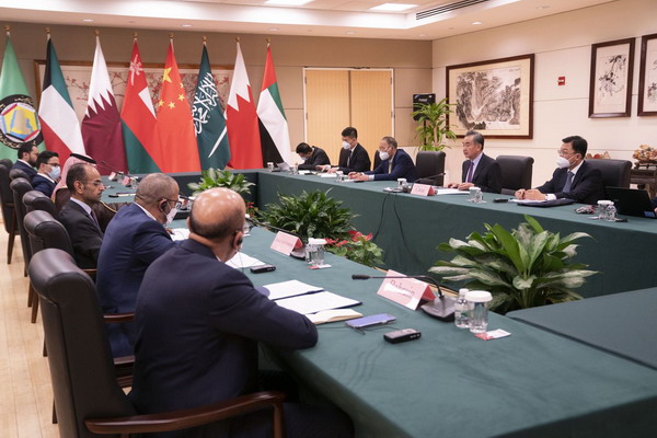 وزير الخارجية الصيني يلتقي وزراء خارجية دول مجلس التعاون الخليجي