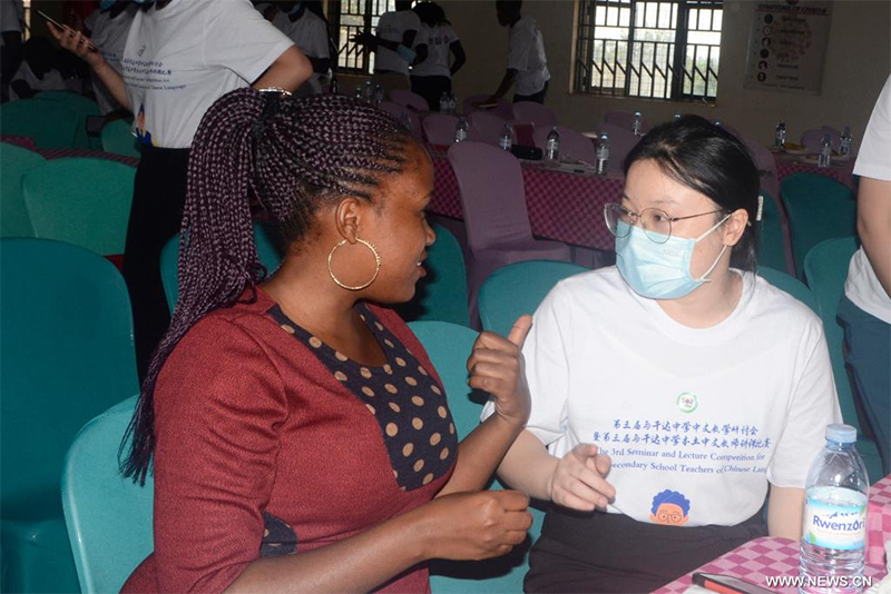 أوغندا تعزز تعليم اللغة الصينية في المرحلة الثانوية العليا