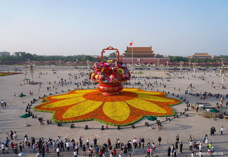 مع اقتراب العيد الوطني الصيني ... عرض سلة عملاقة من الزهور والفواكه في ميدان 
