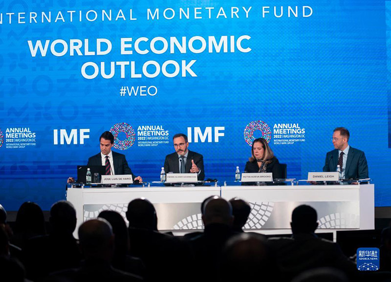 صندوق النقد الدولي يخفض توقعاته بشأن النمو العالمي لعام 2023 إلى 2.7 بالمئة