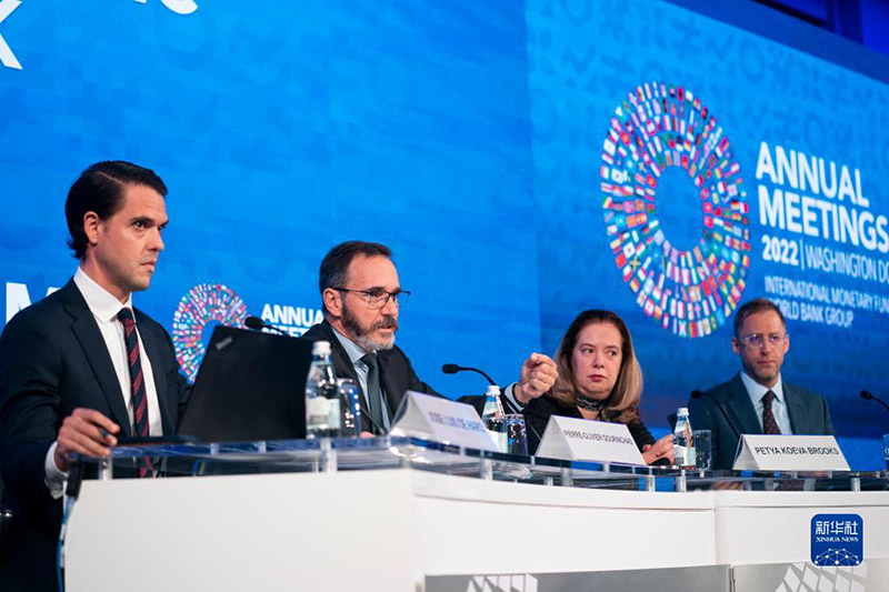 صندوق النقد الدولي يخفض توقعاته بشأن النمو العالمي لعام 2023 إلى 2.7 بالمئة