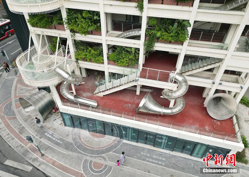 تشنغدو، مبنى يستخدم مزلجا لنزول الموظفين بعد انتهاء الدوام
