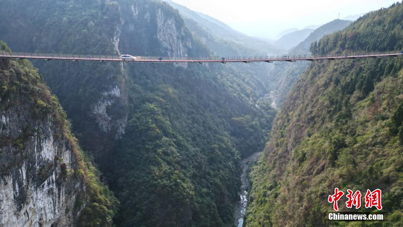 تشونغتشينغ تبني تلفريكا على ارتفاع 300 متر، لتسهيل إنشاء جسر جبلي ضخم