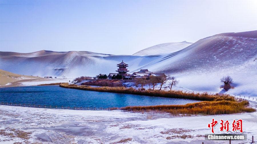 الثلوج تهطل على صحراء دونهوانغ