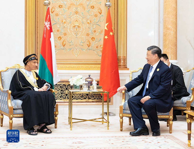 الرئيس الصيني شي جين بينغ يبحث علاقات الصينية - العُمانية مع نائب رئيس الوزراء العماني