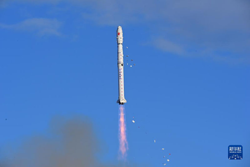 الصين تطلق قمرين صناعيين في الفضاء