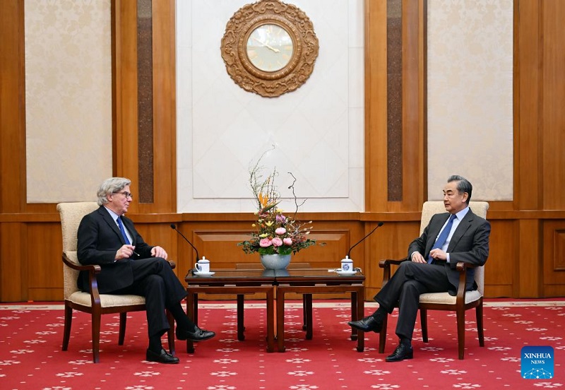 وزير الخارجية الصيني يجتمع مع الرئيس المشارك لمجلس أمناء جمعية آسيا