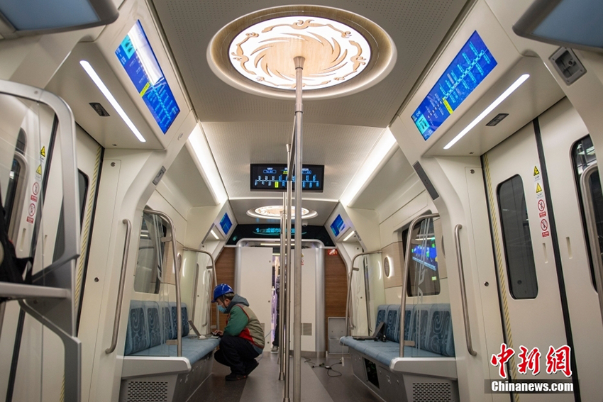 خروج أول قطار يعمل بالطاقة الهيدروجينية رسميًا من خط التجميع في سيتشوان الصينية