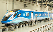 خروج أول قطار يعمل بالطاقة الهيدروجينية رسميًا من خط التجميع في سيتشوان الصينية