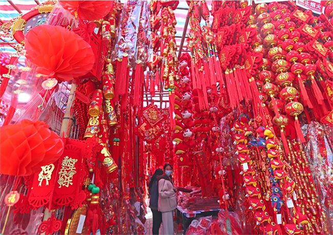 الصورة: ازدهار سوق الزينات الحمراء التقليدية مع اقتراب رأس السنة الصينية الجديدة
