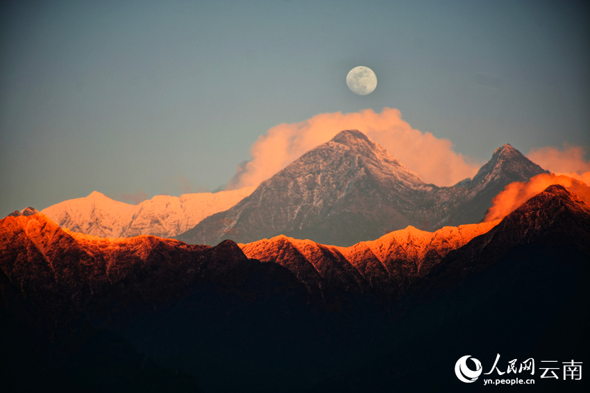 بالصور: جمال ورومانسية الطبيعة عند التقاء القمر والشمس على قمة جبل تسانغشان في دالي