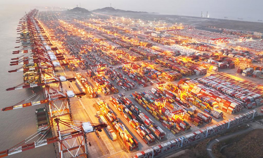 ميناء شانغهاي يحافظ على المركز الأول عالميا في سعة الشحن للعام الـ 13 على التوالي 