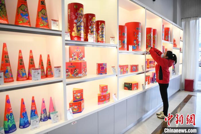 مصانع الألعاب النارية في ليويانغ تشهد حيوية مع اقتراب عيد الربيع