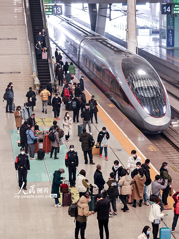عودة مشهد صخب السفر والتنقل في عيد الربيع في الصين