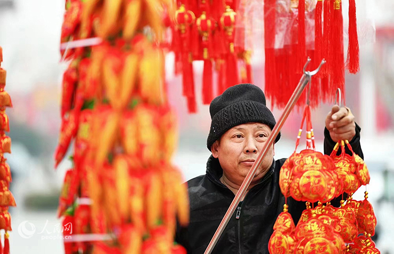 نكهة العيد تفوح في المدن الصينية مع اقتراب حلول عام الأرنب
