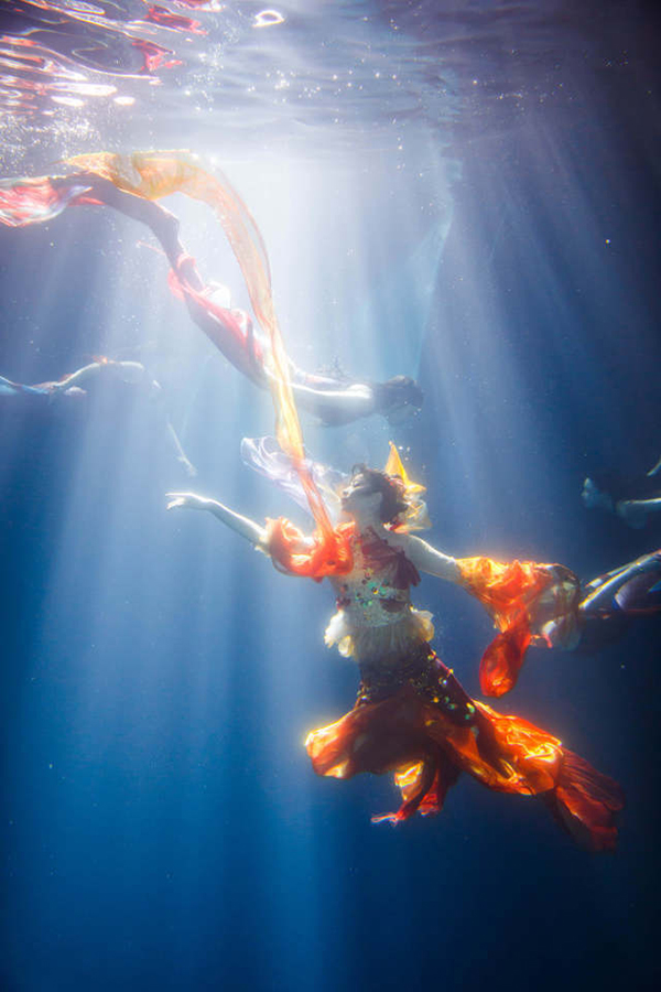 راقصة تحت الماء تجسد مشهدا في الشعر الصيني القديم