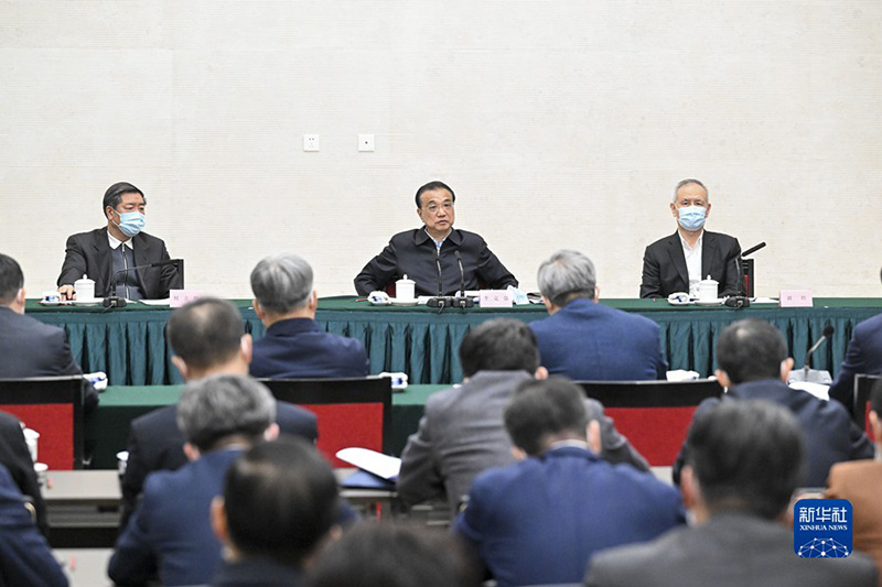 رئيس مجلس الدولة الصيني يشدد على تعزيز دور التمويل في استقرار الاقتصاد الكلي