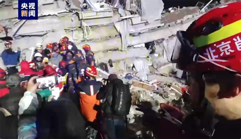 فريق إنقاذ صيني ينجح في إنقاذ امرأة حامل من تحت أنقاض الزلزال القوي الذي ضرب تركيا