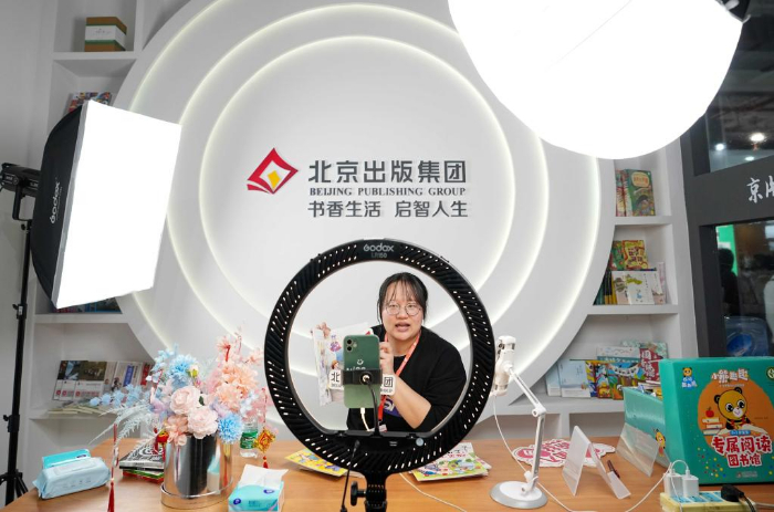 معرض بكين للكتاب يشهد رقما قياسيا في الحضور