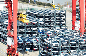 ميناء صيني يستعمل إطارا قابلا للطيّ لشحن السيارات الموجهة للتصدير