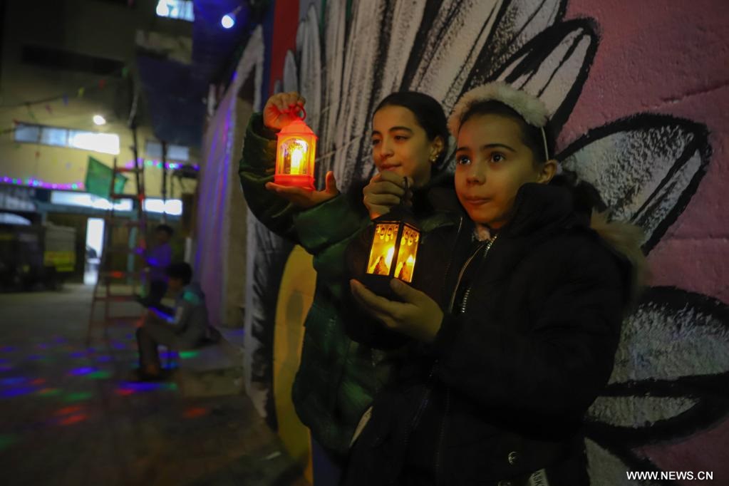 مقالة : الفلسطينيون يستعدون لاستقبال شهر رمضان وسط آمال باستعادة الهدوء في قطاع غزة والضفة الغرب