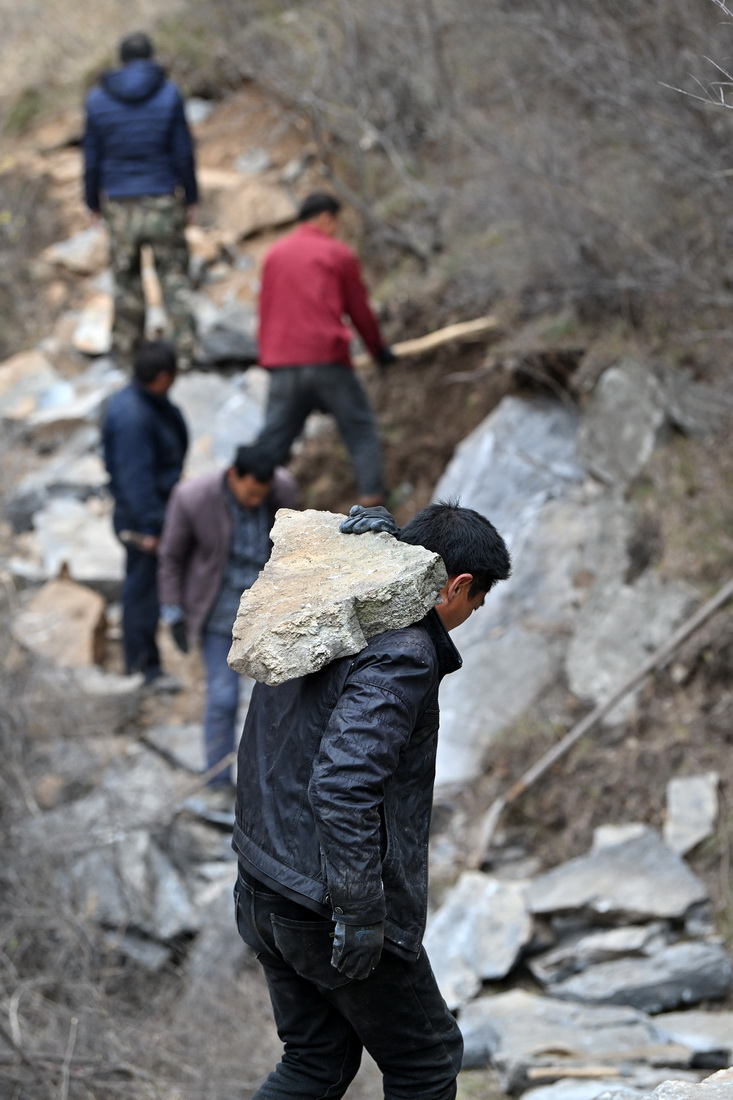 سكان قرية جبلية أمضوا أكثر من 700 يوم في شق طريق بأيديهم يفك عزلتهم