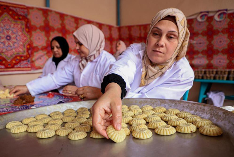 الصورة: صنع الكعك التقليدي للمحتاجين في مدينة غزة الفلسطينية