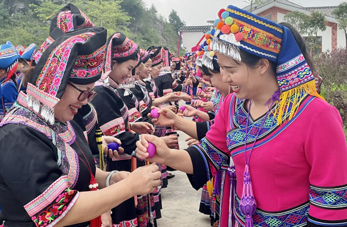 مهرجان لمس البيض لقومية تشوانغ في قوانغشي